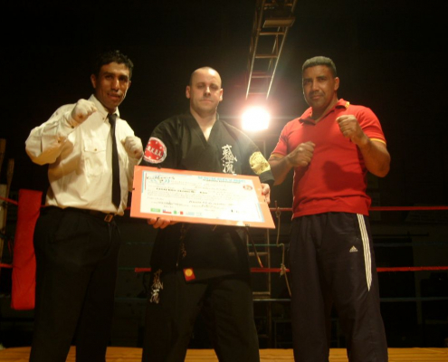 KANCHO LEANDRO DA COSTA RECEBENDO HOMENAGEM EM RIVERA URUGUAI DURANTE O CAMPEONATO SULAMERICANO DE KICKBOXING EM 2007